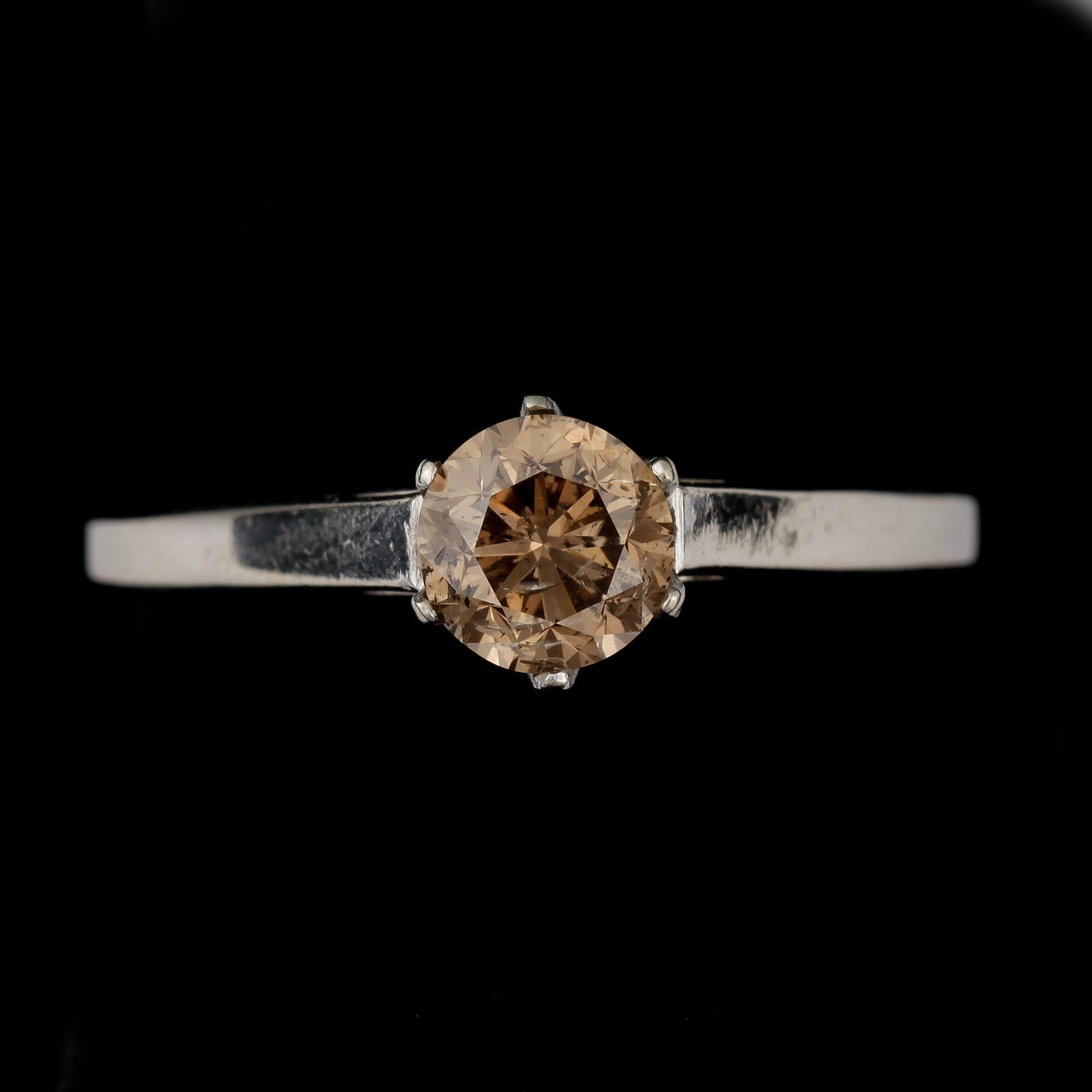 RING, 14k guld med cognacsfärgad, briljantslipad diamant ca 0,8 ct. Vikt ca 2,8 gram.