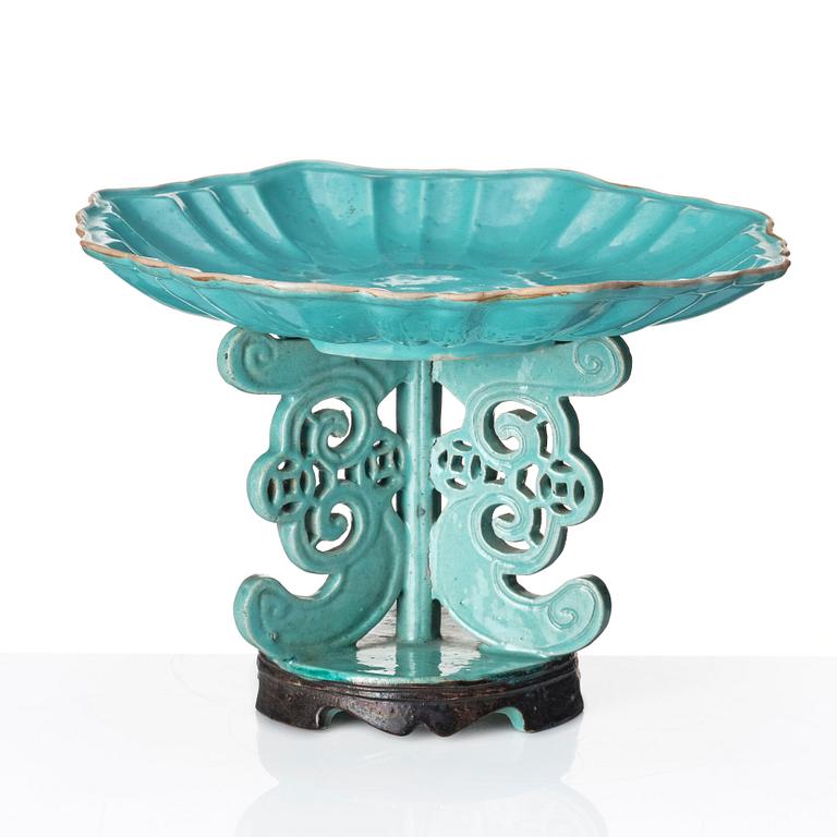 A turquoise glazed dish with stand, Qing dynasty, 19th century.