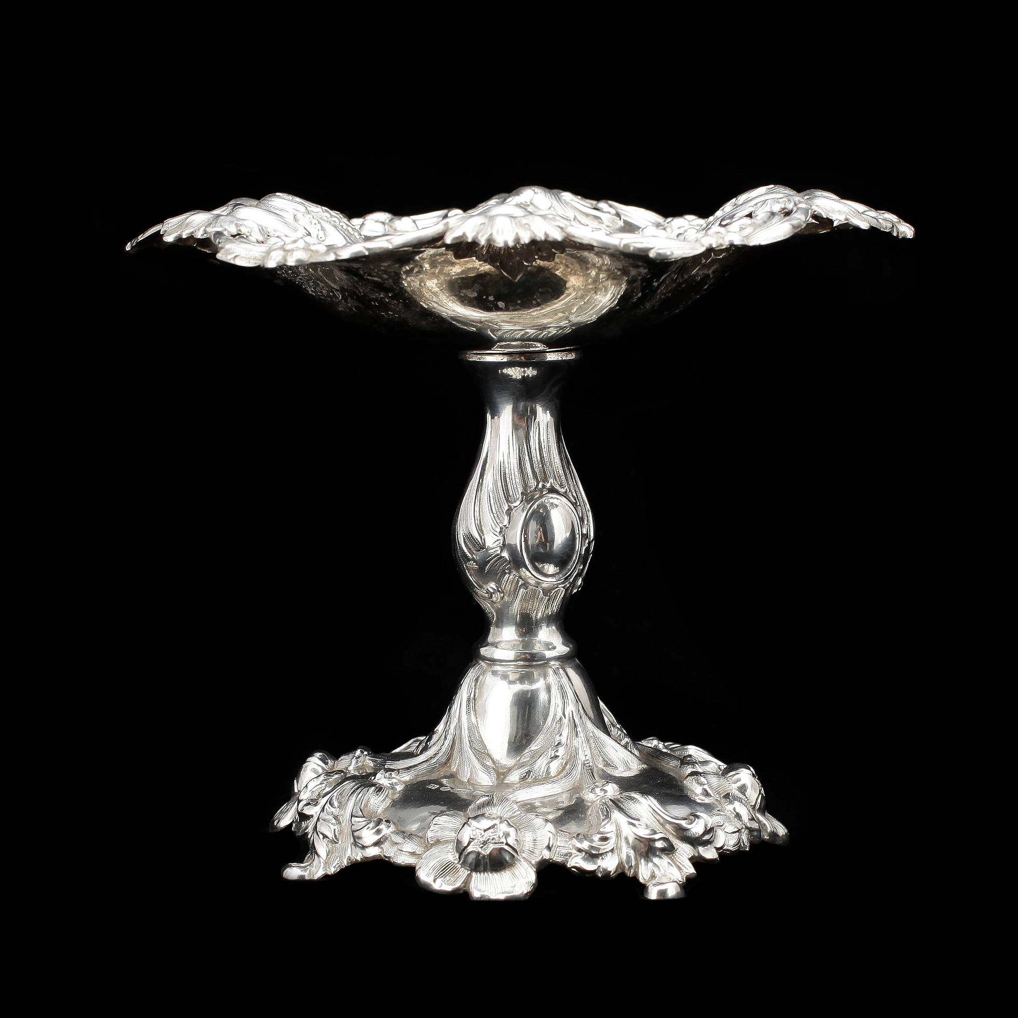 KAKFAT på FOT, silver, Otto Wilhelm Kjellberg, Västerås 1880. Vikt ca 217 gram.