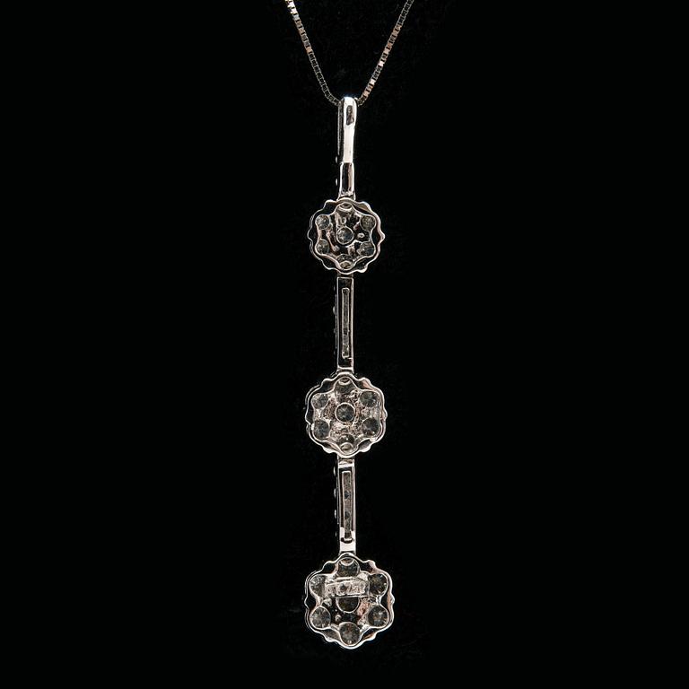 A PENDANT, brilliant cut diamonds c. 1.22 ct. 18 K white gold. Weight 4,2 g.