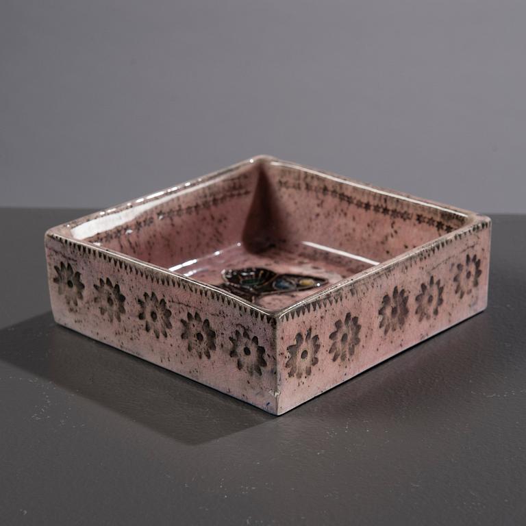 Rut Bryk, KERAMIIKKARELIEFI, LAATIKKO.