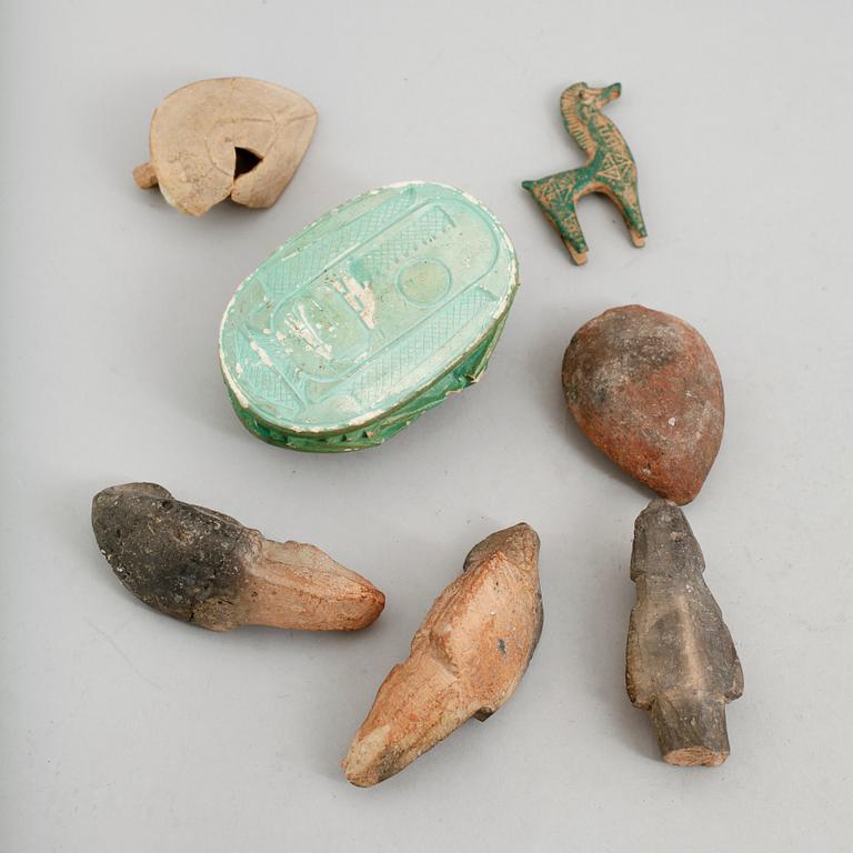 EGYPTISKA FÖREMÅL, 7 st, lergods samt metall.