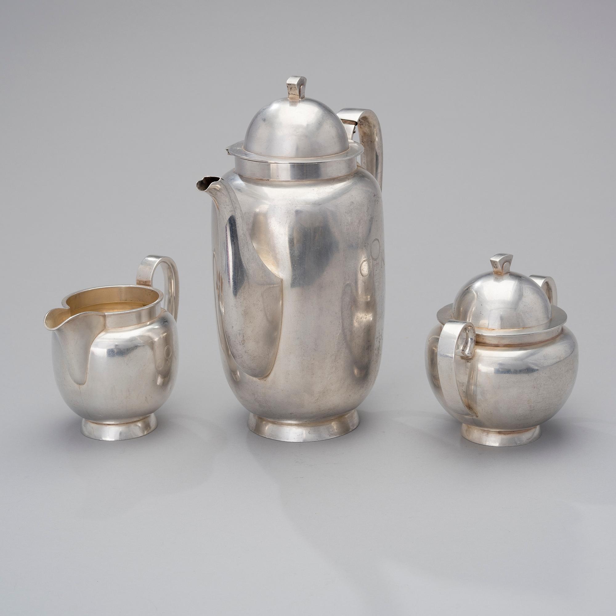 A silver coffee pot, sugar bowl and creamer by A. Tillander, Helsinki 1939. Total weight circa 1600 g.