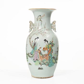 A porcelain vase, China, early 20th century.