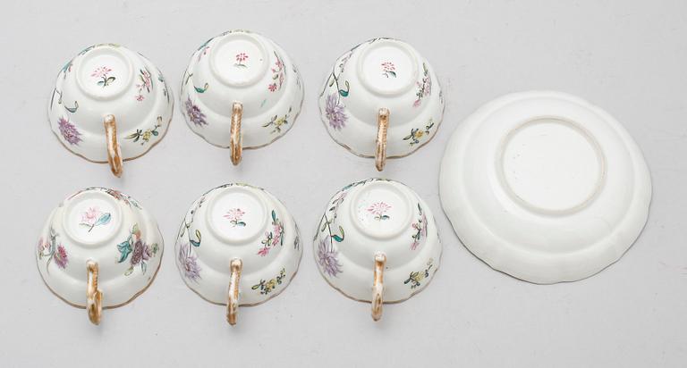 TEKOPPAR, 6 st samt 1 FAT, porslin, Kina, Qianlong (1735-1796).