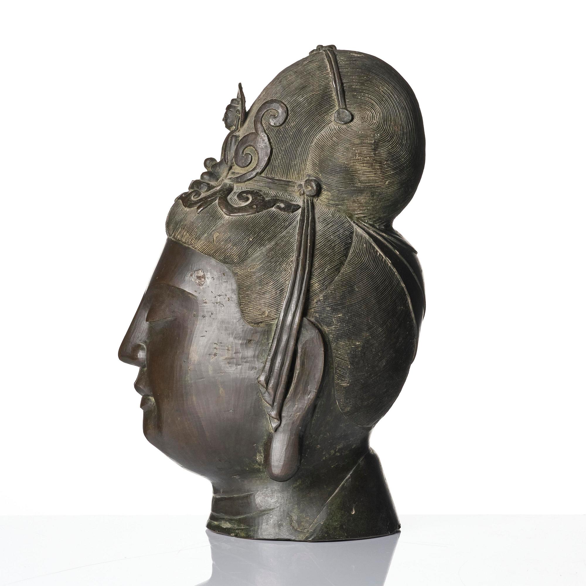 A large Chinese bronze head of Guanyin, late Qing dynasty, 19th century/around 1900.