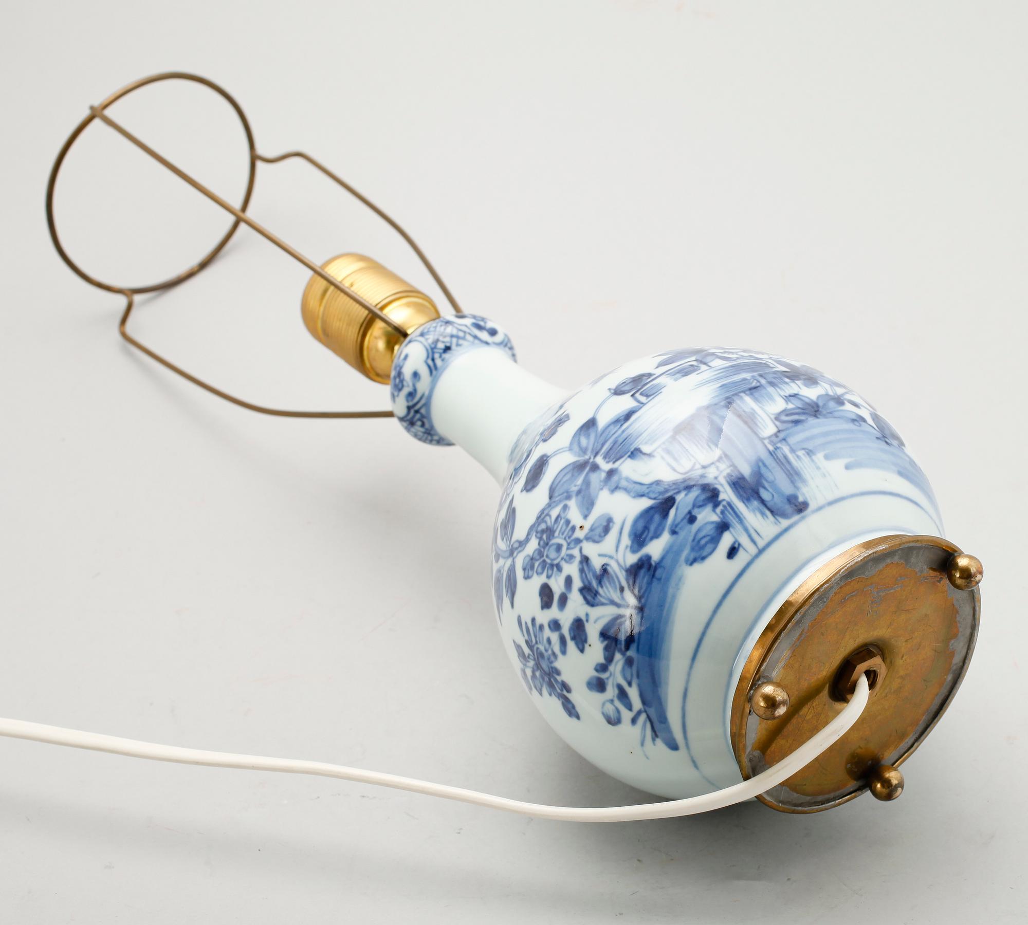 BORDSLAMPA, porslin, China, mässingsfattning.