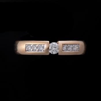 RING, 18K guld, briljantslipade diamanter. Vikt ca 4,5 g.