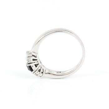 RING, 18K vitguld med svart diamant 0,49 ct och briljantslipade diamanter tot ca 0,19 ct.