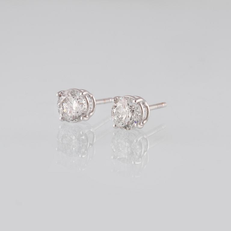 ÖRHÄNGEN, 18K vitguld med briljantslipade diamanter ca 1.83 ct. Vikt  2,1 gram.