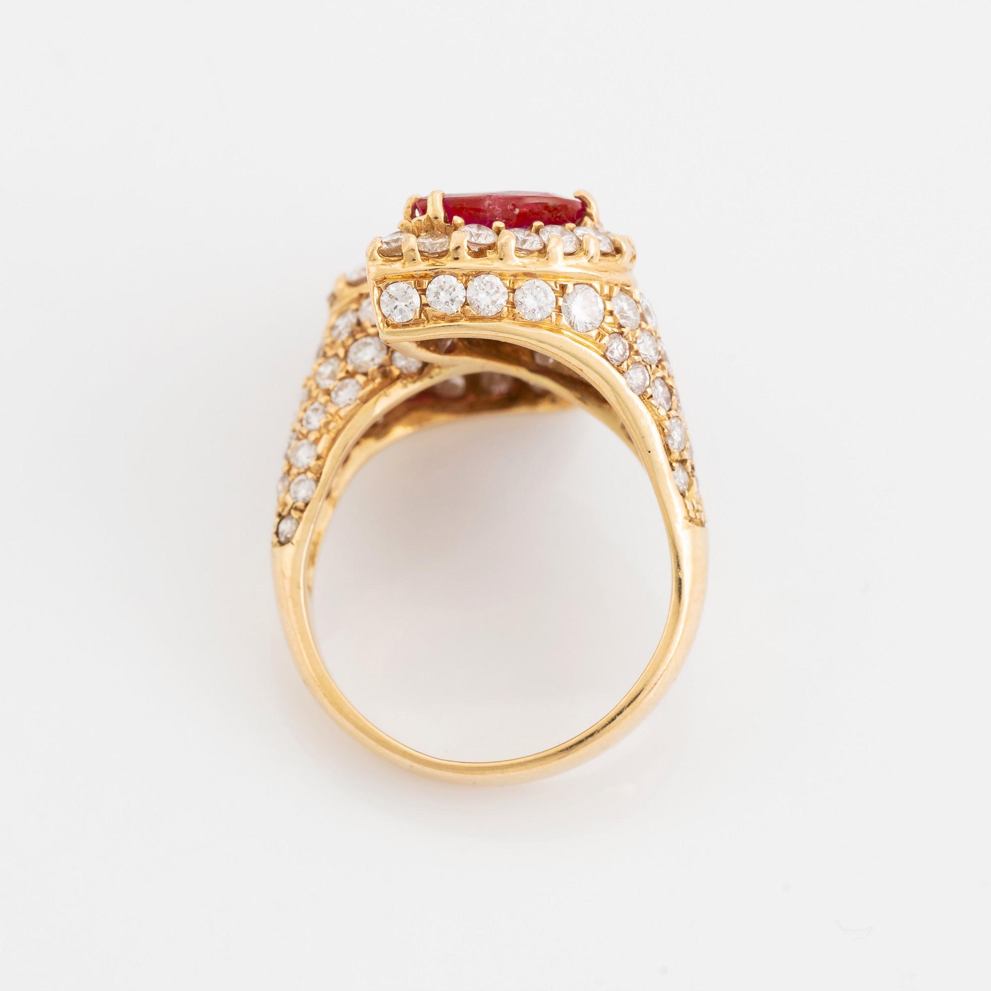 Ring 18K guld med två fasettslipade rubiner och runda briljantslipade diamanter.