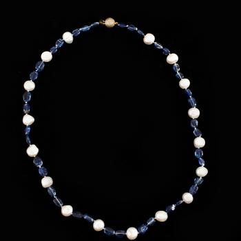 PARTI ODLADE PÄRLOR, 3 rader var av ett med 18k guldlås.