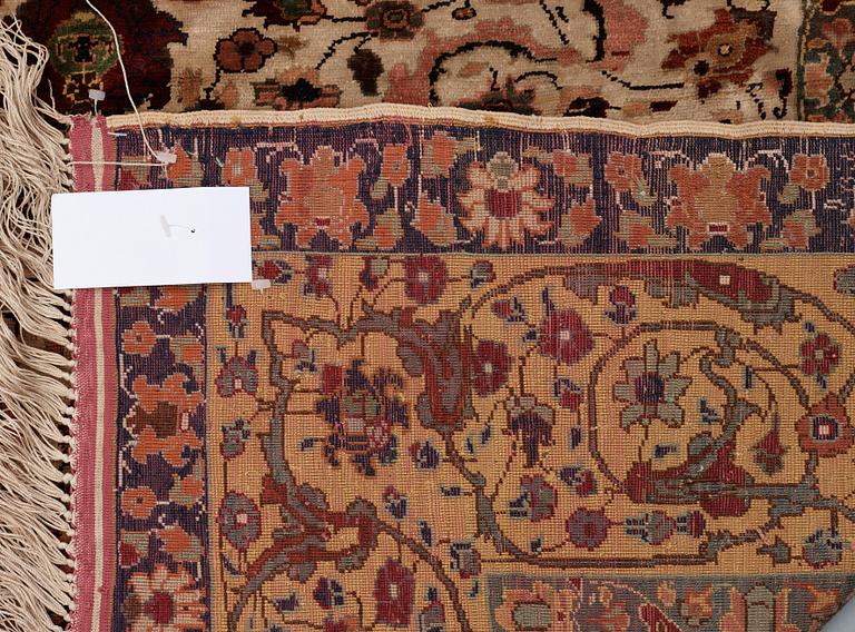 SEMI-ANTIQUE SILK KAYSERI PROBABLY. 171 x 128,5 as well as 1,5 cm flat weave on each end.