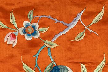 Textil, broderat siden. Sen Qingdynasti/tidigt 1900-tal.