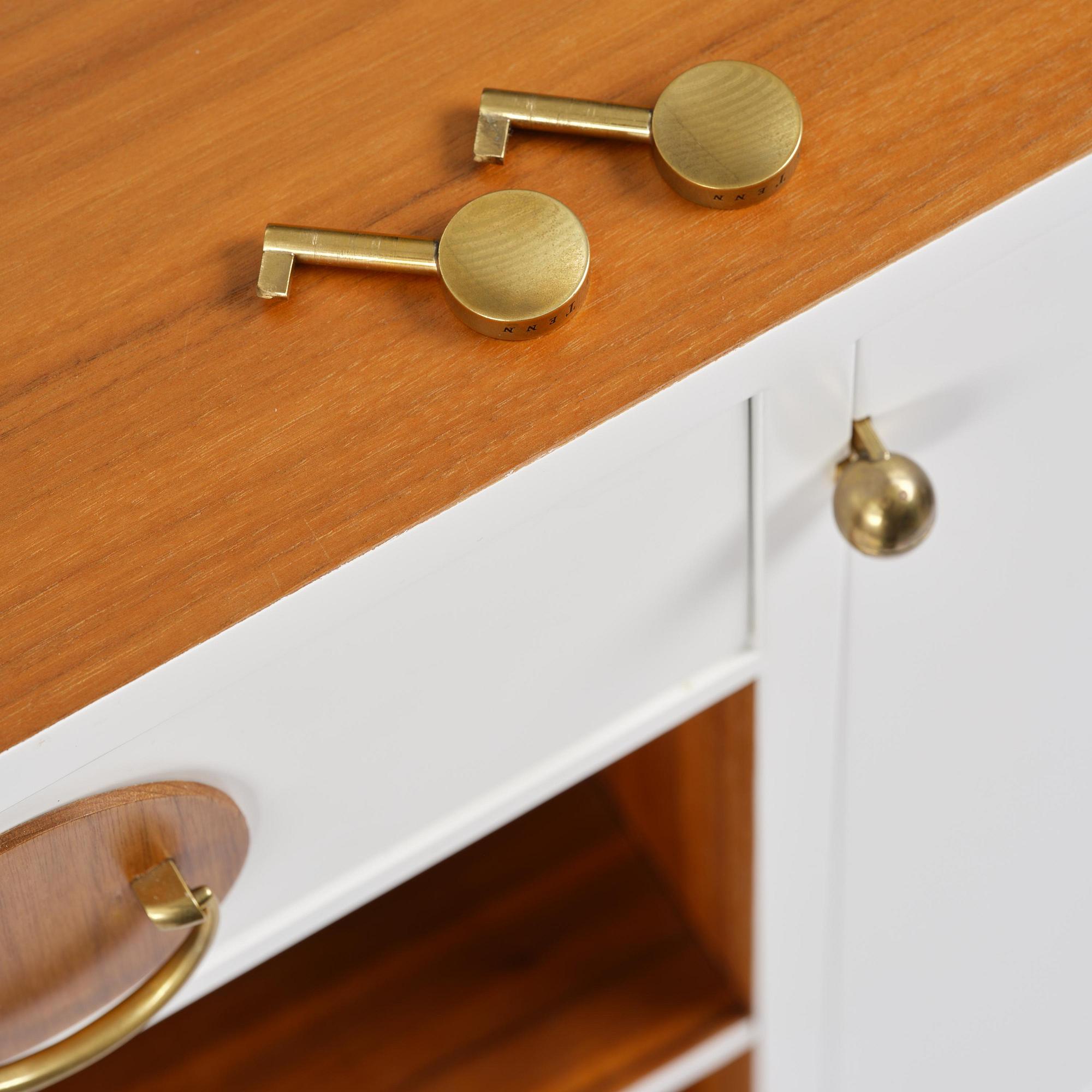 Josef Frank, sideboard, modell 2137, Firma Svenskt Tenn, samtida produktion.