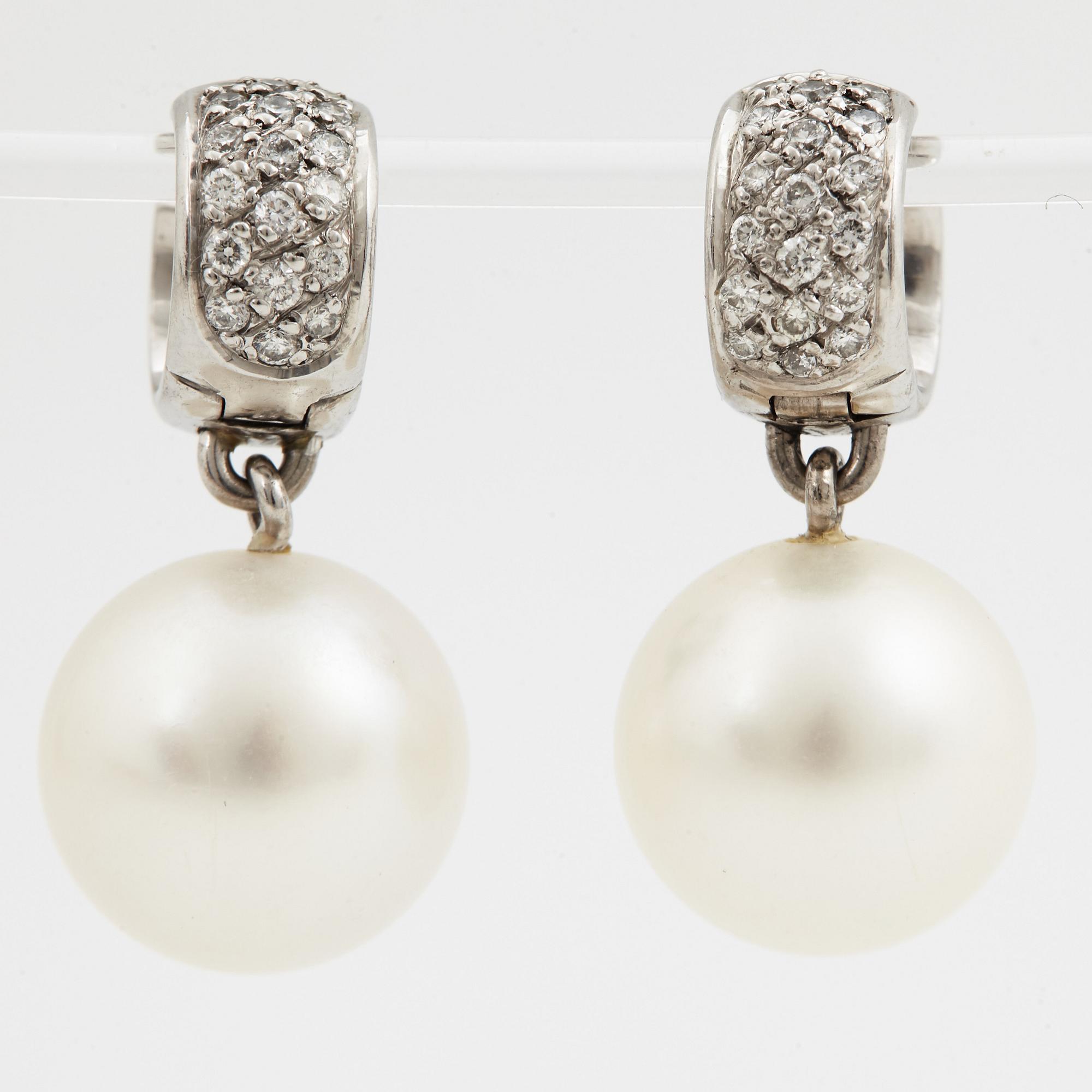 Pendant and earrings, cultured South sea pearls, small brilliant-cut diamonds, with white gold chain.