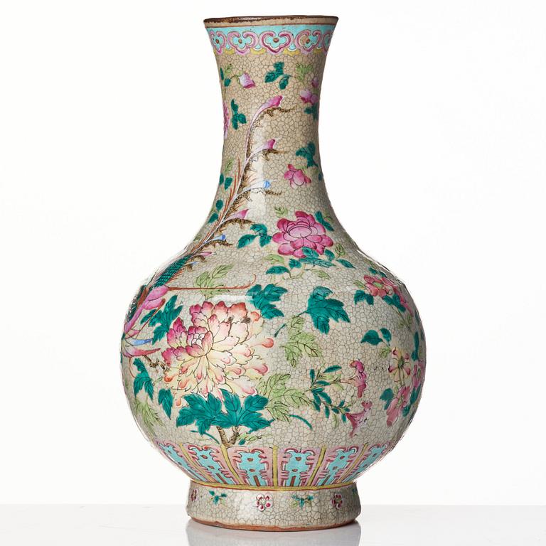 A ge glazed Chinese vase, late Qing dynasty, circa 1900.