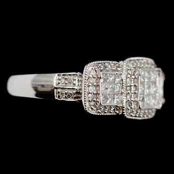 RING, 14 k vitguld, briljant och princesslipade diamanter, tot ca 1.0 ct.