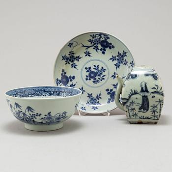 Three Chinese porcelain items, 18th-20th Century.