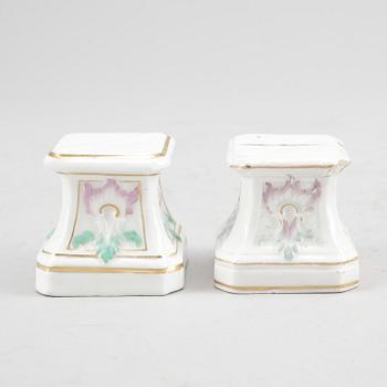 SOCKLAR, 2 st, porslin, Meissen, Tyskland, 1700-talets början.