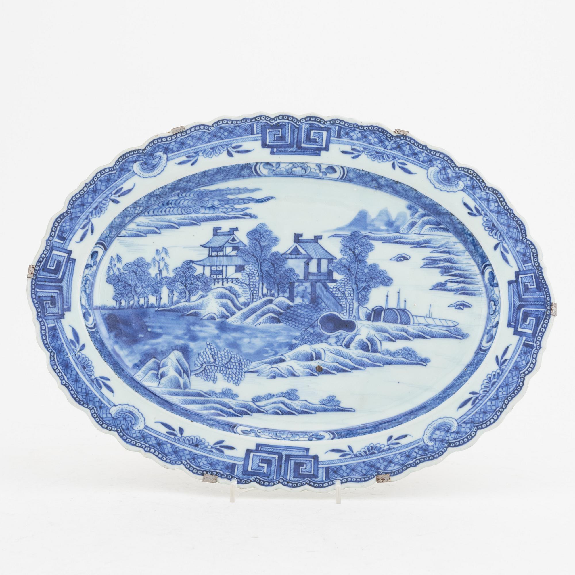 A Chinese porcelain blue and white charger, Qing Dynasty,  Qianlong (1736-95).