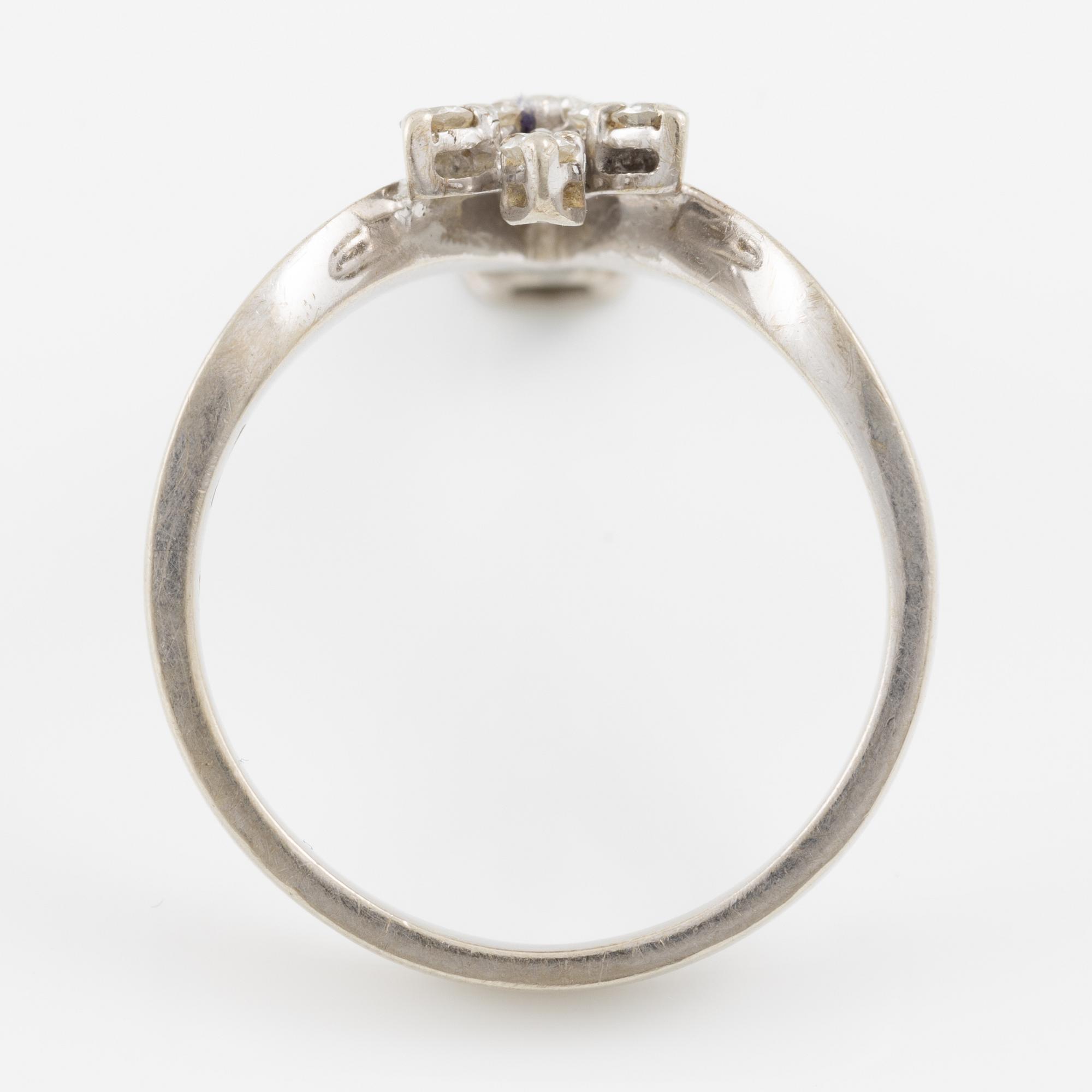Ring in 18K white gold with a dark sapphire and octagon-cut diamonds.