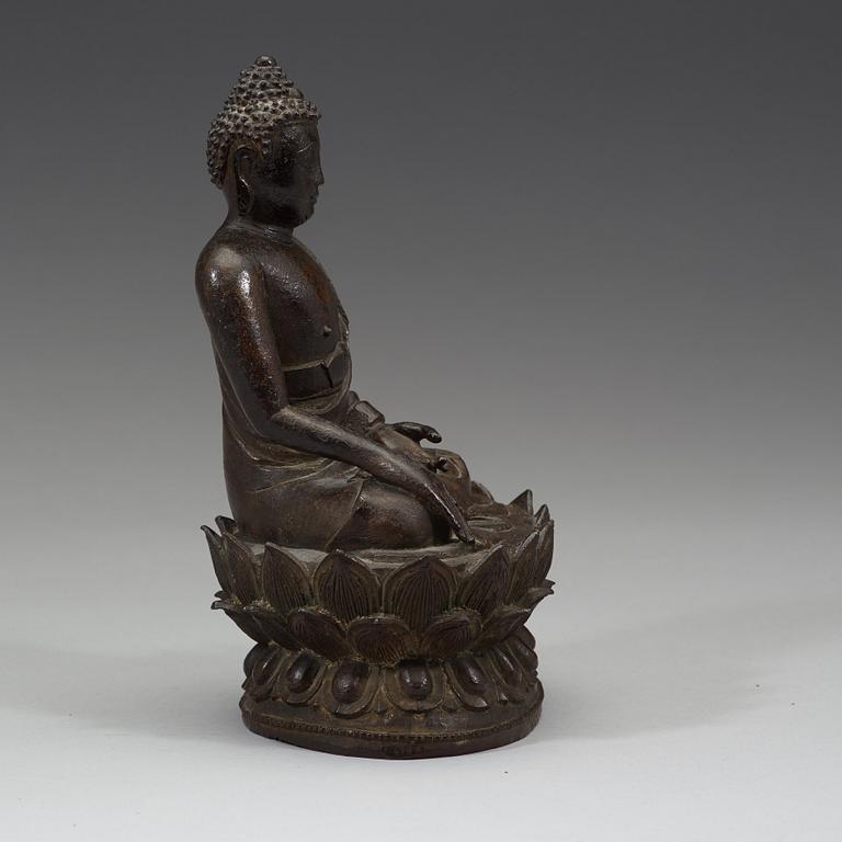 A bronze figure of Shakyamuni Buddha, possibly late Ming dynasty/early Qing dynasty, 17th century.