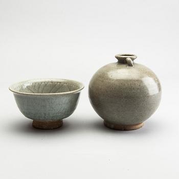 Vas samt skål, keramik. Sydostasien, troligen Sukothai, 1300/1500-tal.