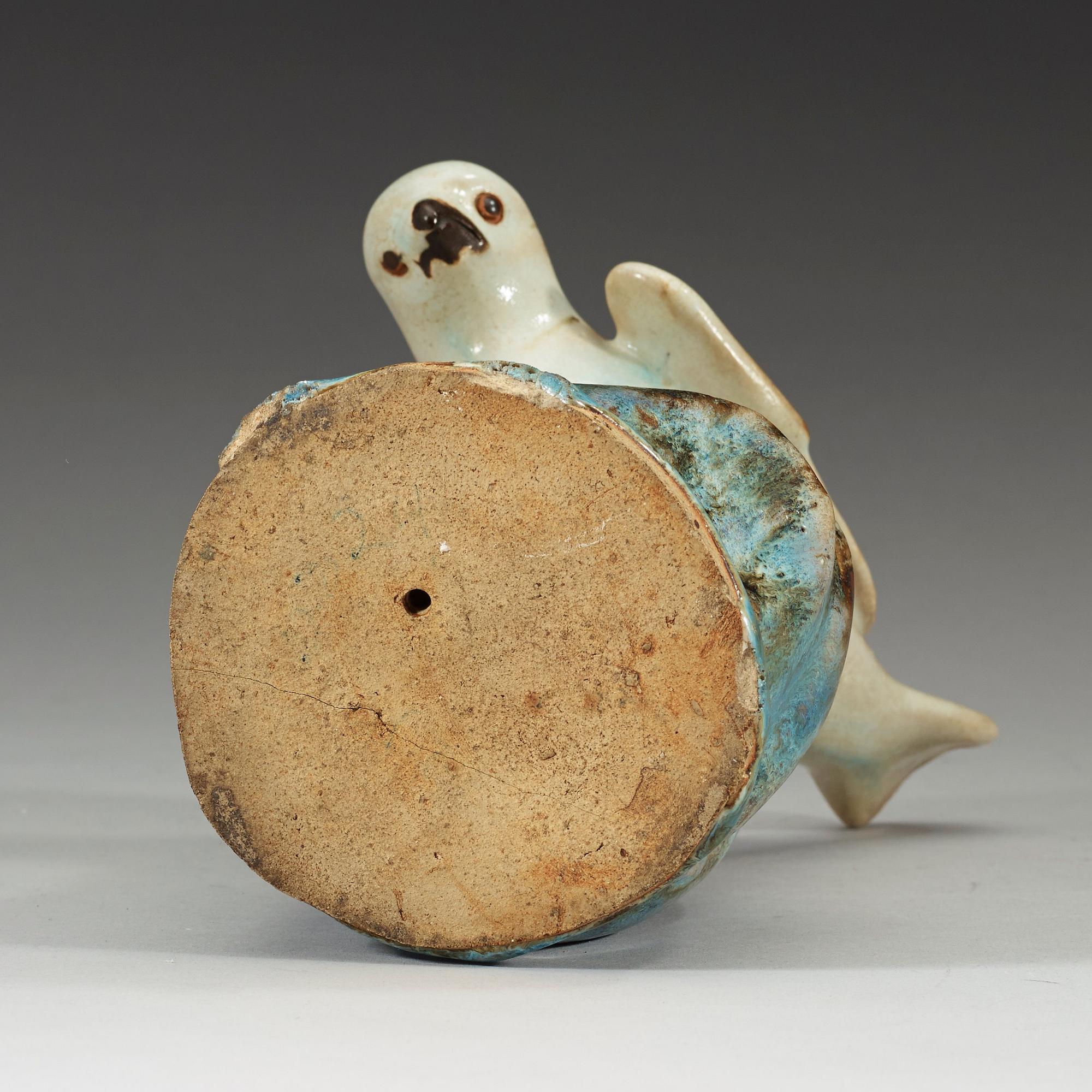 A figure of a bird on a garden rock, Qing dynasty (1644-1912).