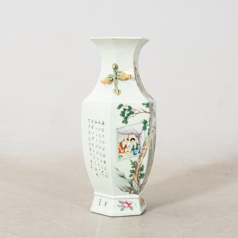 Floor vase China 20th century porcelain.