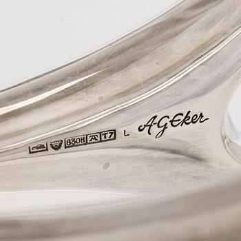 Anna-Greta Eker, kynttilänjalkapari, hopeaa, Auran Kultaseppä Oy, Turku, 1964-1972.