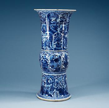 1673. A large blue and white vase, Qing dynasty, Kangxi (1662-1722).