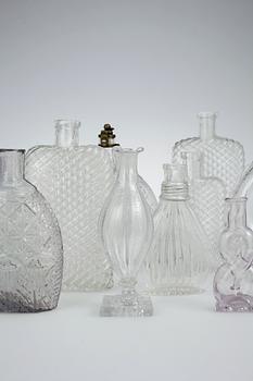 PARTI FLASKOR OCH PLUNTOR SAMT KARAFF, 14 st, mest 1800-tal.