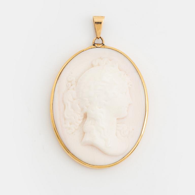 An 18K gold and cameo brooch.