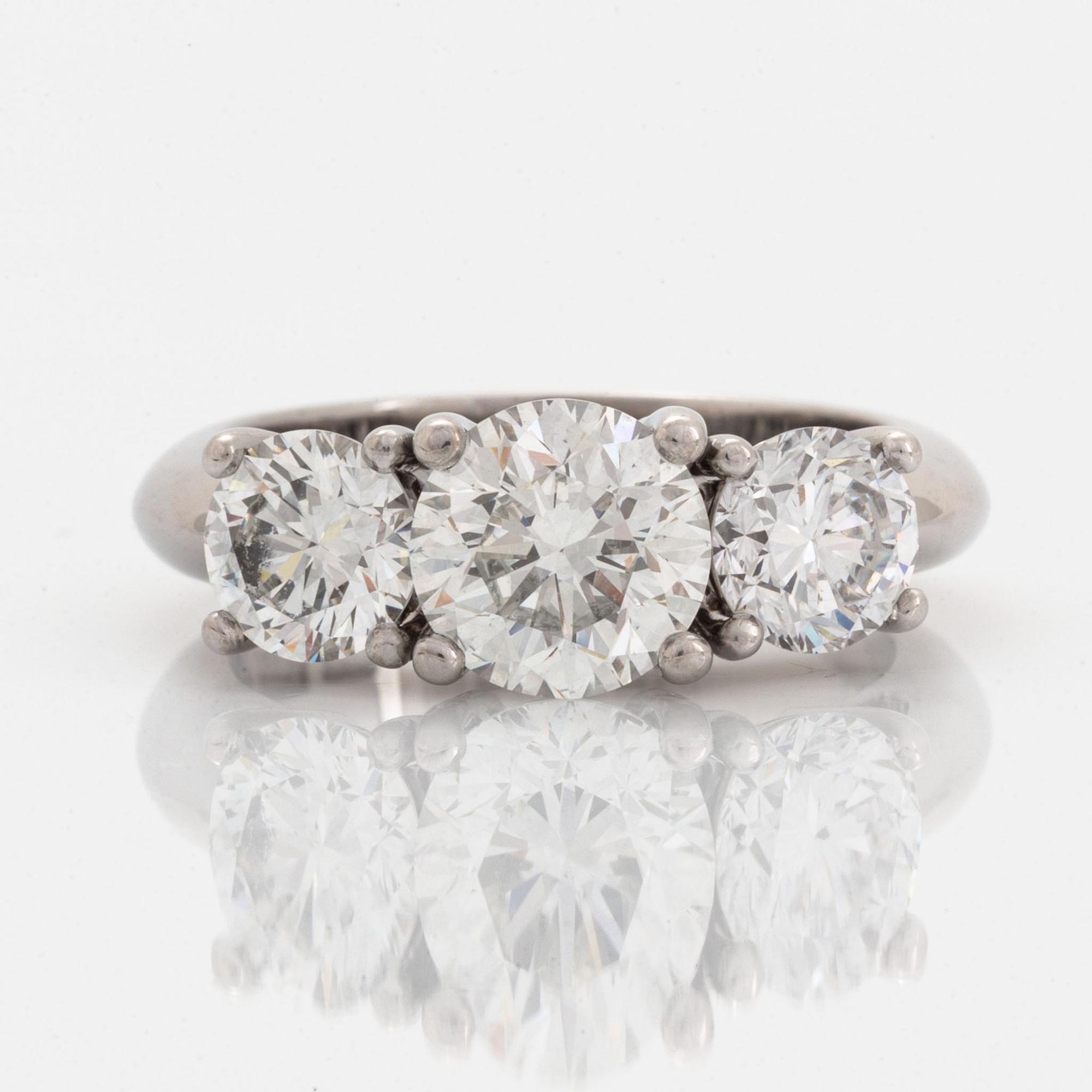 An 18K white gold ring set with round brilliant-cut diamonds.