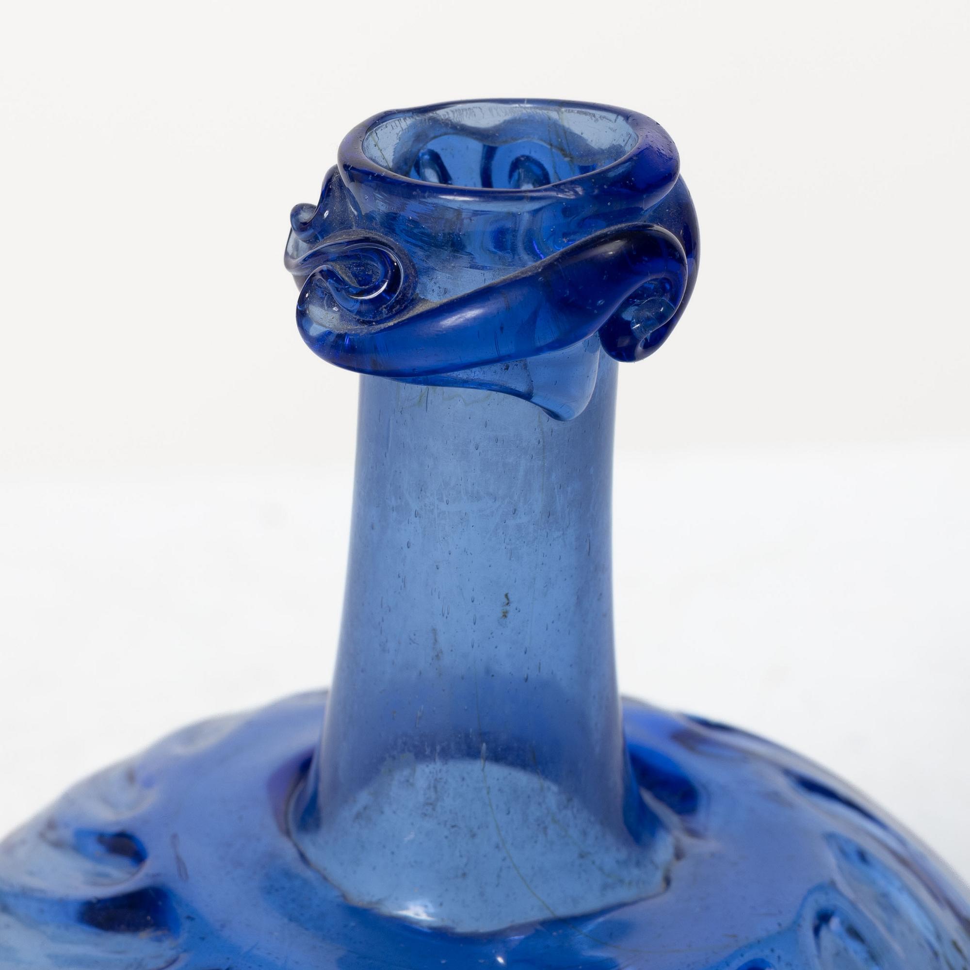 A blue twisted glass bottle, 18th century.