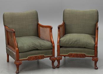 FÅTÖLJER, ett par, Chippendalestil, 1900-tal.