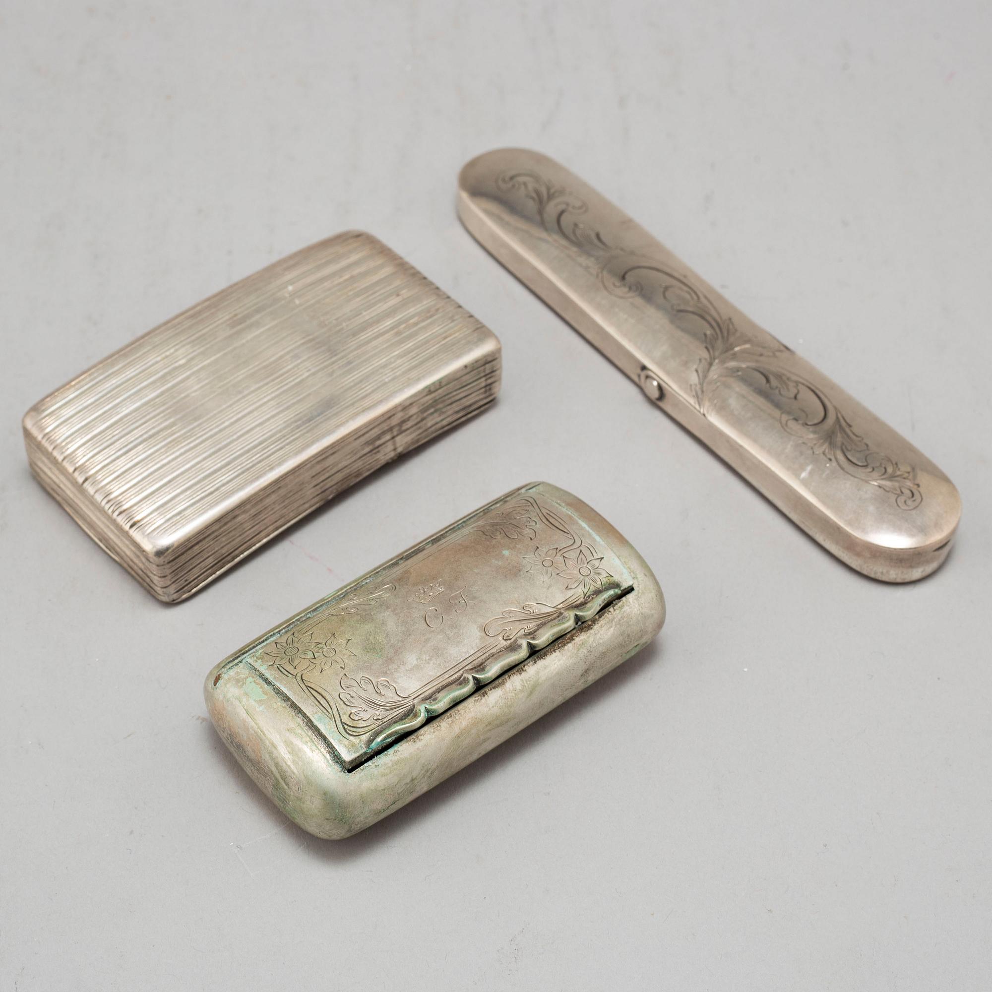 SNUSDOSOR, 2 st, samt GLASÖGONFODRAL, silver.  Johan Blohm, Karlshamn, 1879.