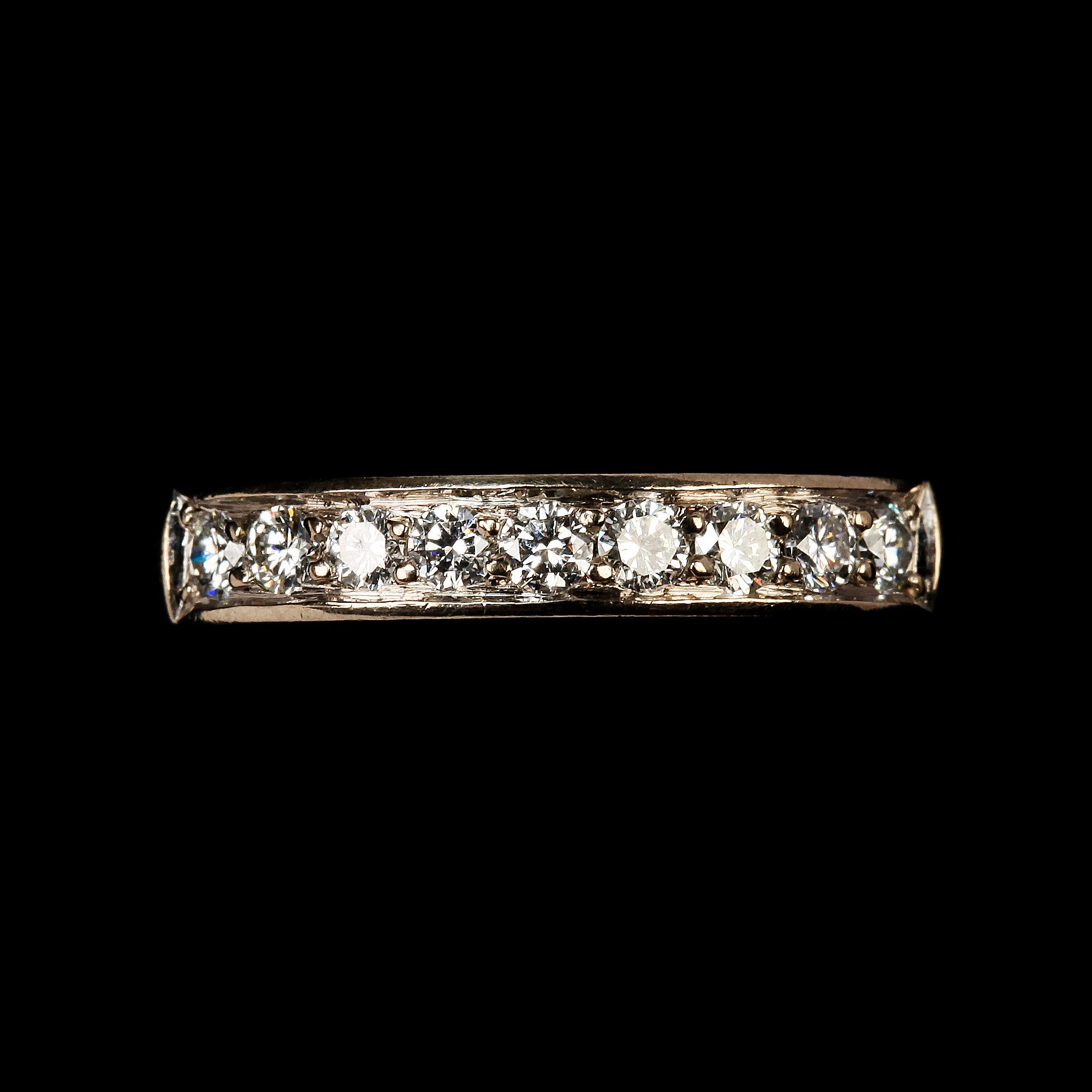 RING, 18k vitguld med 9 briljantslipade diamanter, tot 0.18 ct, Karlshamn, 1981. Vikt 5 g.