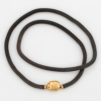 OLE LYNGGAARD, collier i oxiderat silver, lås i form av skalbagge 18K guld med två briljantslipade diamanter.