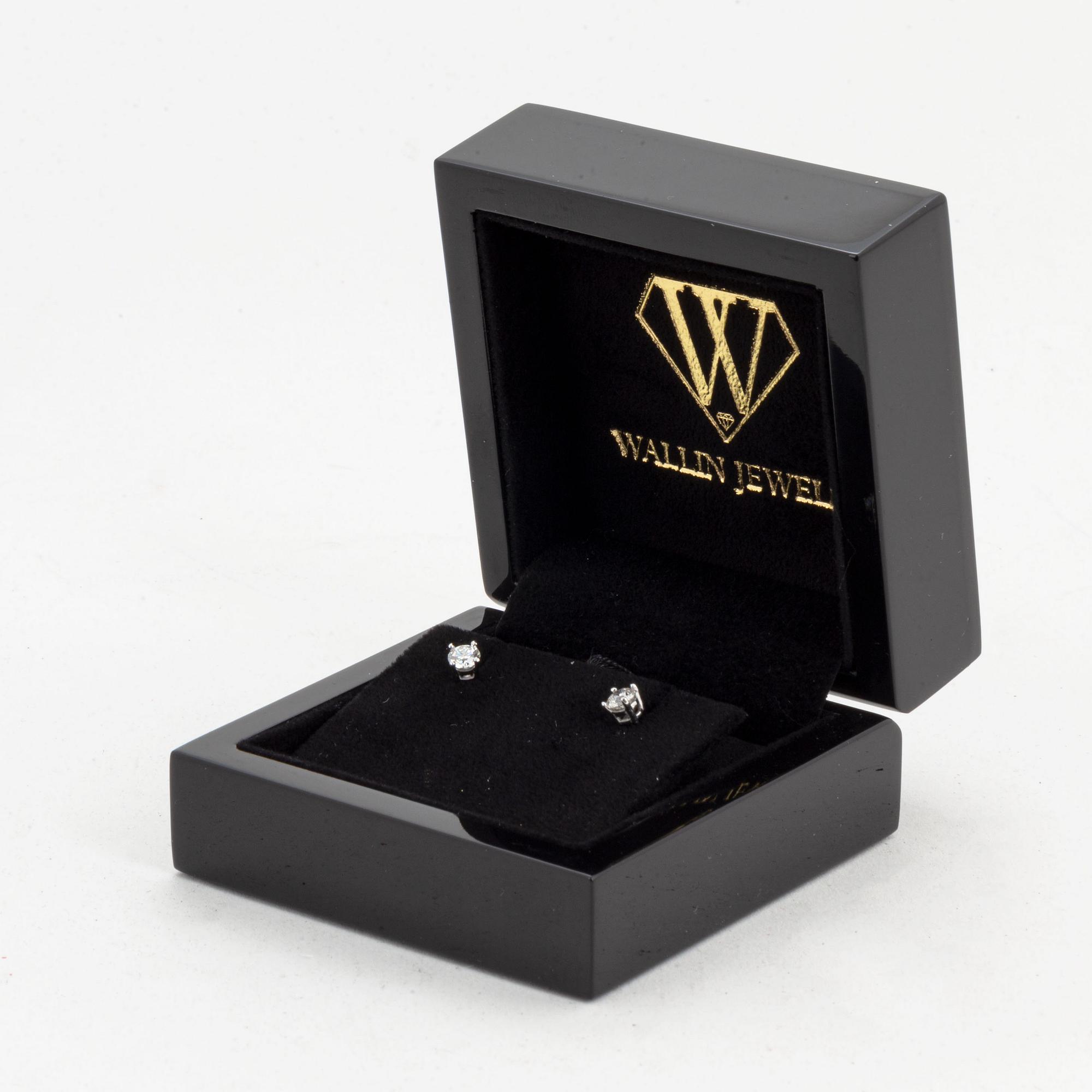 Brilliant-cut diamond stud earrings, total 0,60 ct, with GIA dossier.