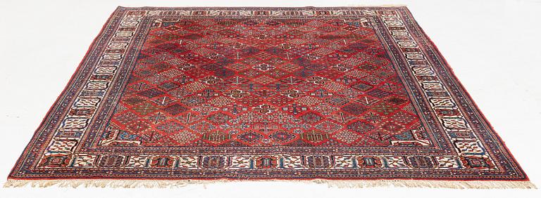 A carpet, possibly Bakhtiari, ca 309 x 230 cm.