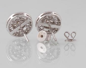 ÖRHÄNGEN, 18K vitguld med briljant och baguetteslipade diamanter ca 0.87 ct. Vikt 2,7 gram.