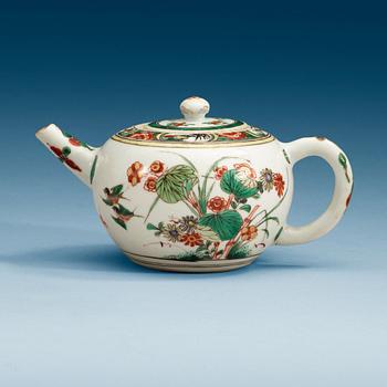 1699. A famille verte tea pot with cover, Qing dynasty, Kangxi (1662-1722).