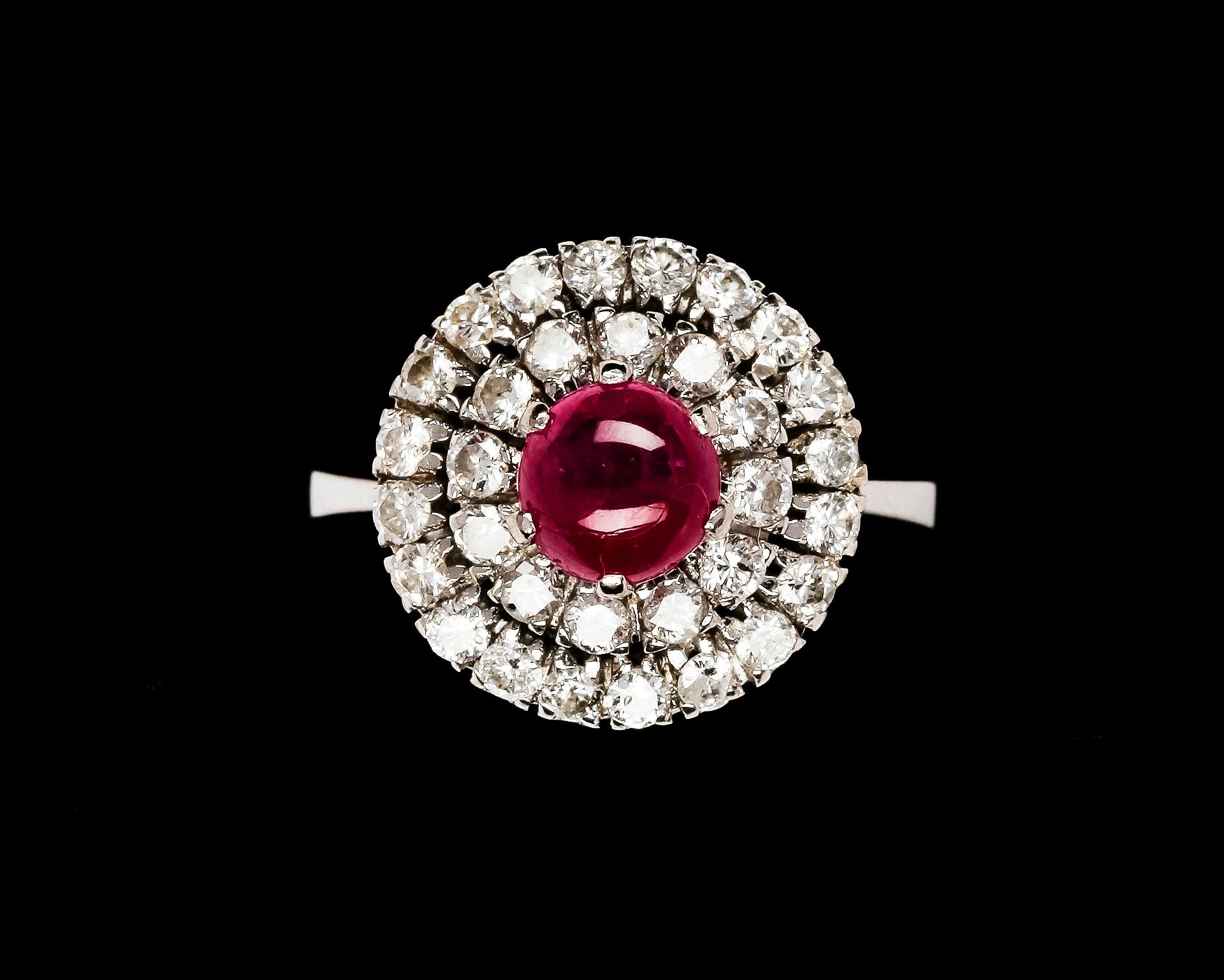 RING, cabochonslipad rubin och briljantslipade diamanter, tot. ca 0.85 ct.