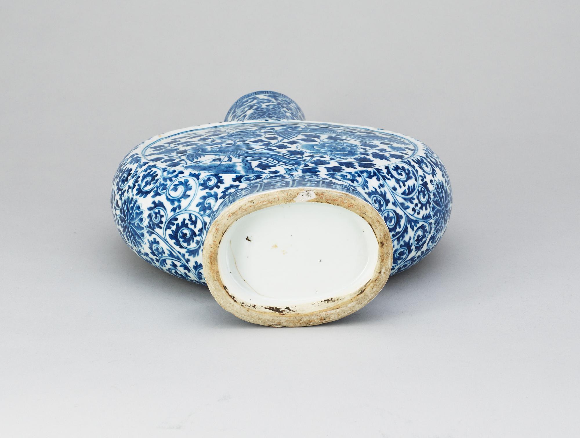 A blue and white pilgrim bottle, late Qing dynasty (1644-1914).