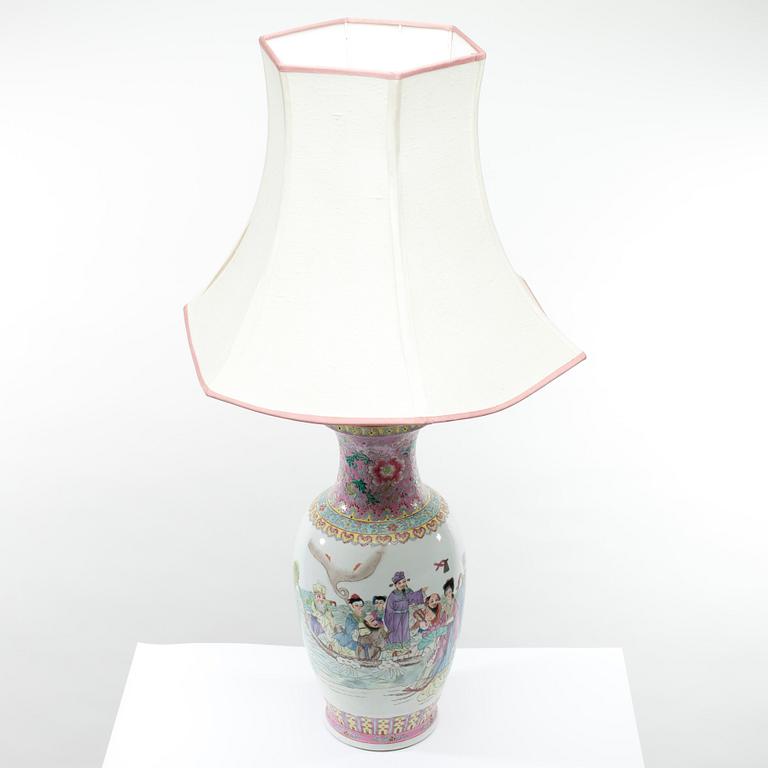 BORDSLAMPA, porslin, Kina 1900-talets början.