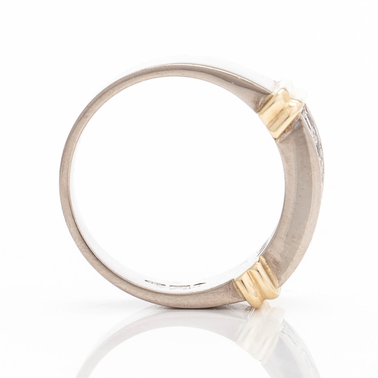Ring, 14K guld med briljantslipade diamanter totalt ca 0.54 ct. Silván, Helsingfors.