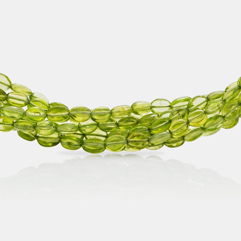 A 7-strand peridot necklace. Design by Jörg Heinz. Serial nr 103 42 32.