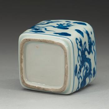 A squared blue and white dragon vase, Qing dynasty 19th century.